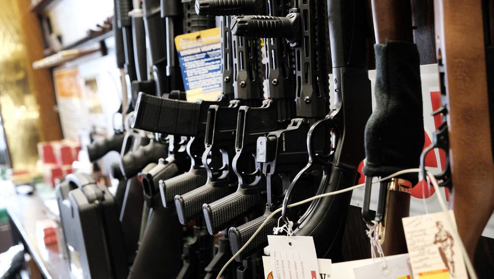 Polica s oružjem u trgovini oružja