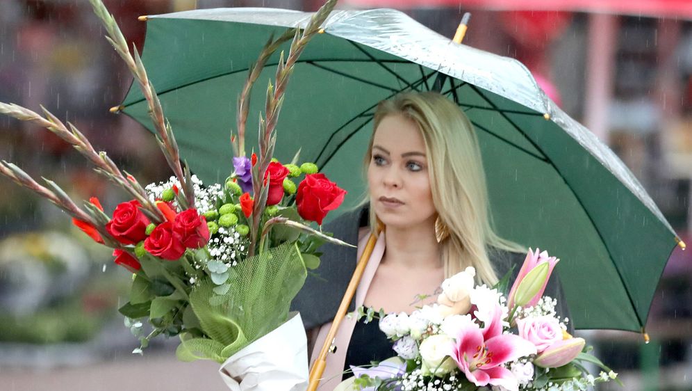 Plavokosa dama iz Zagreba s buketima cvijeća na kišni dan - 3