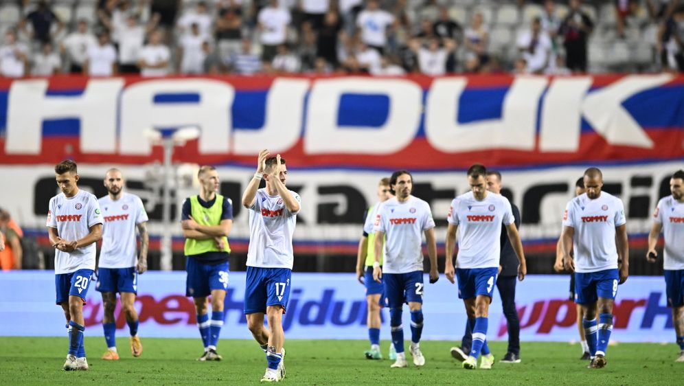 Hajdukovi igrači pozdravljaju Torcidu