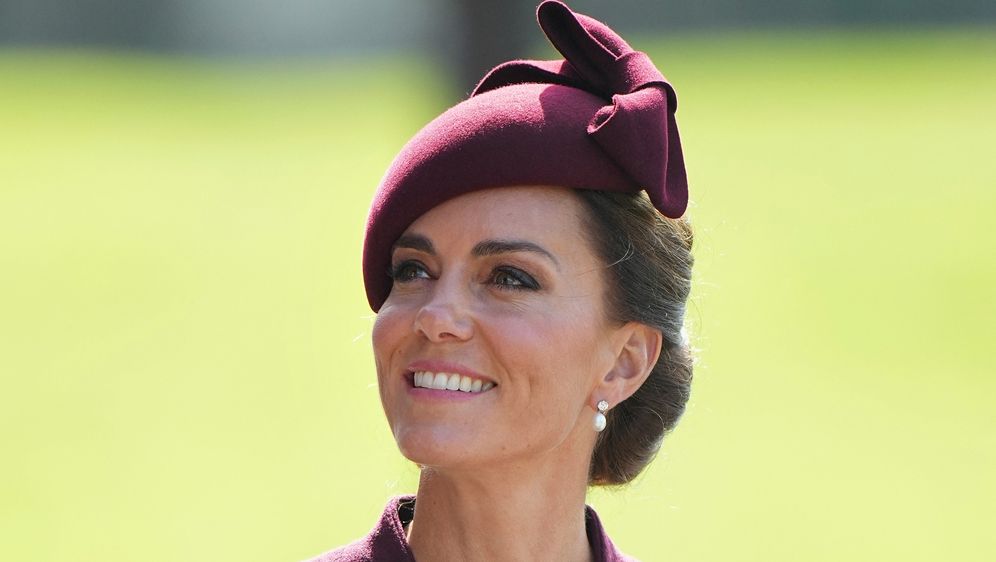 Catherine Middleton nosi biserne naušnice kojima je odala počast kraljici Elizabeti II