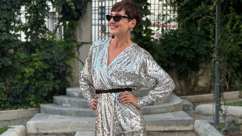 Irena Pecotić u kratkoj srebrnoj haljini i svjetlucavim štiklama