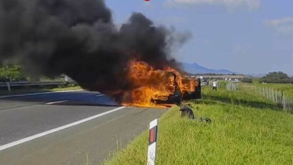 Automobil Severininog gitarista zapalio se u vožnji