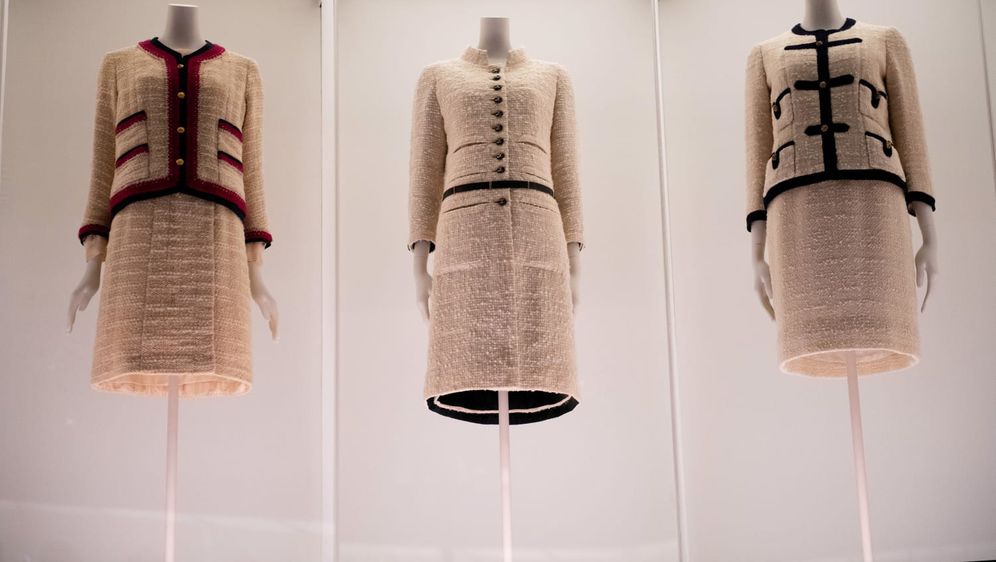 Izloženi komadi na izložbi Gabrielle Chanel, modni manifest u Muzeju Viktorije i Alberta u Londonu