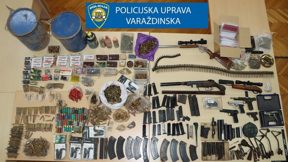 Policija u pretragama pronašla drogu i oružje