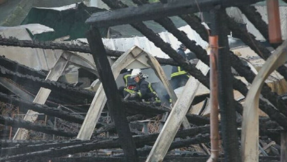 Vatrogasac u izgorjeloj zgradi