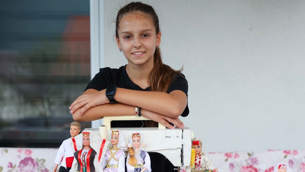 Talentirana Esma dizajnira i šije narodne nošnje za Barbie lutke