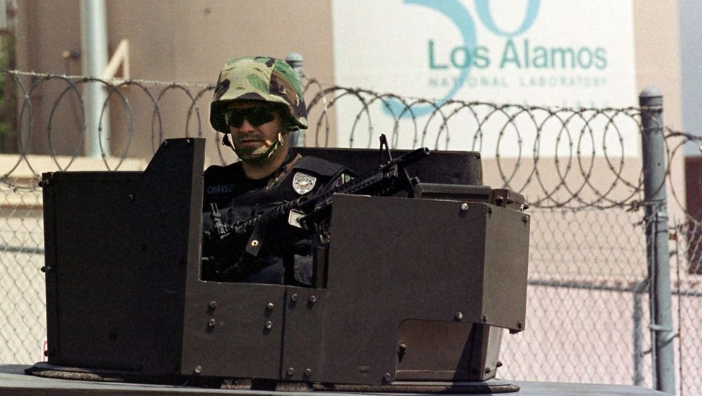 Američki vojnik na straži ispred laboratorija Los Alamos
