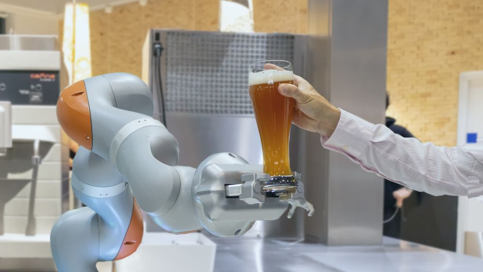 Robot poslužuje pivo