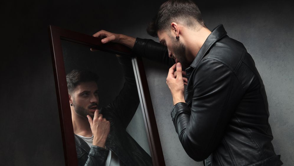 narcisoidni muškarac koji se gleda u ogledalo