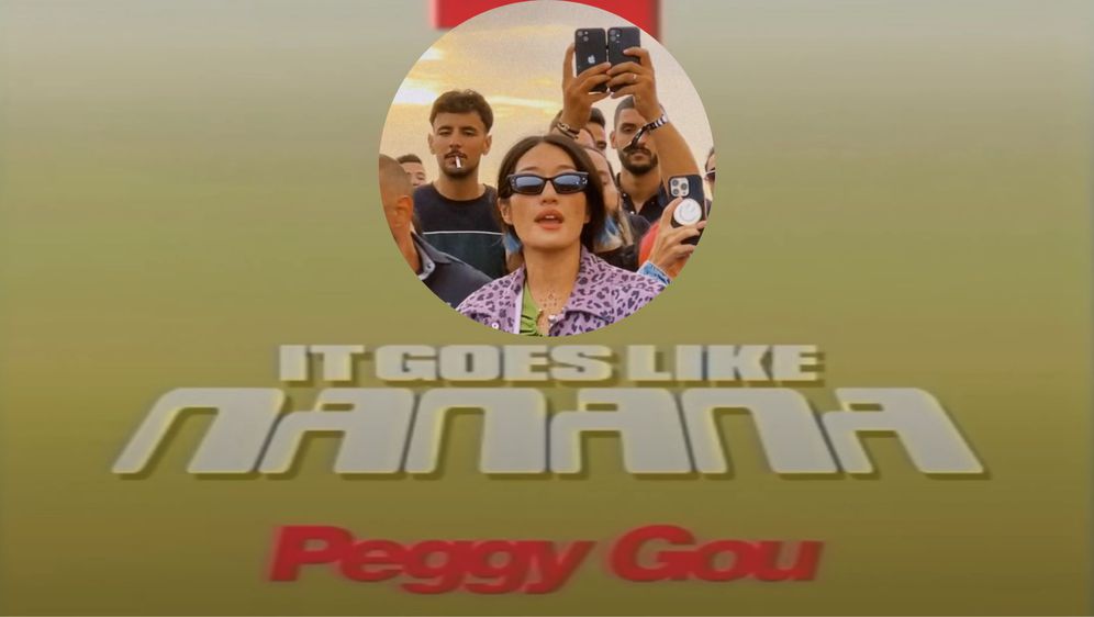 DJ-producentica Peggy Gou za DJ pultom i thumbnail njene pjeme It Goes Like Nanana