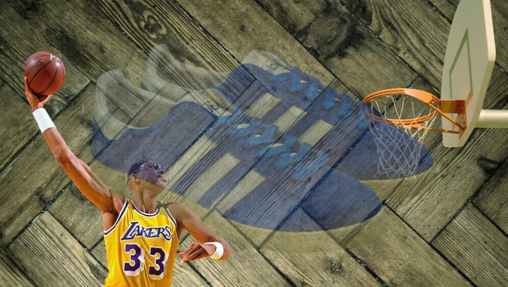Košarkaš Kareem Abdul Jabbar kako izvodi skyhook i tenisice atmos x adidas