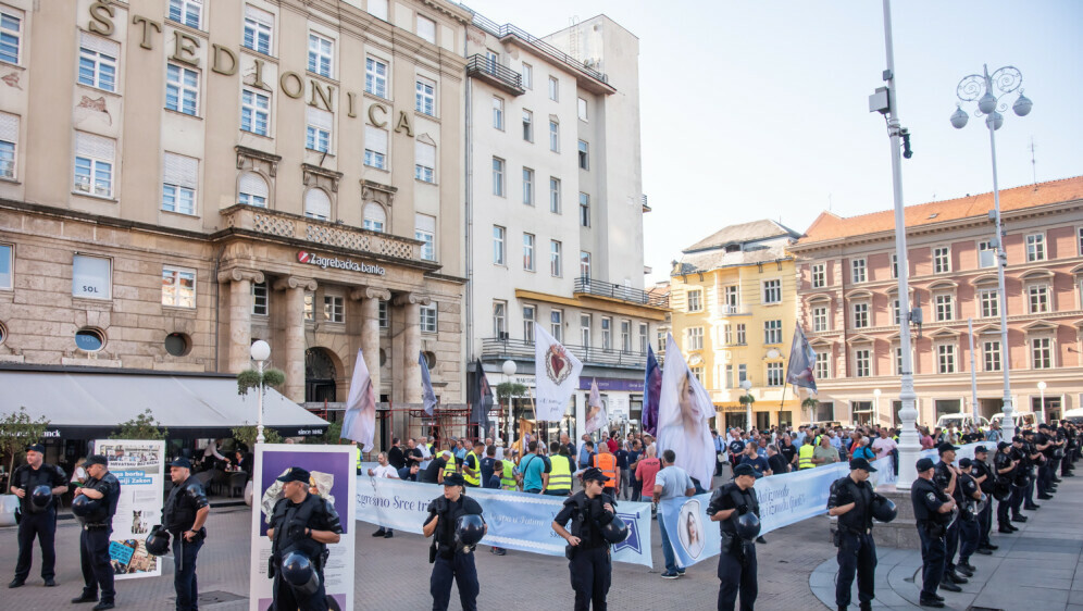 Svake prve subote u mjesecu muškarci se mole na glavnom gradskom trgu