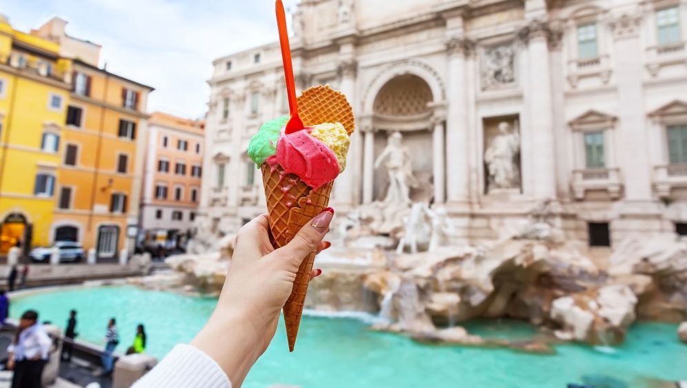 Fontana Trevi i turisti - 4