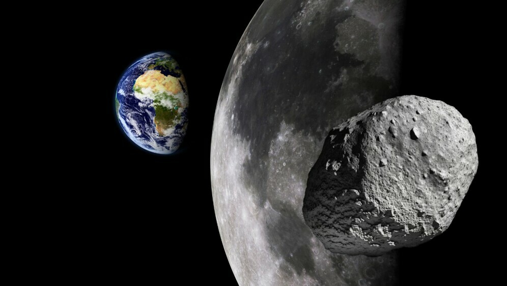 Mjesec i asteroid u svemiru sa Zemljom u pozadini