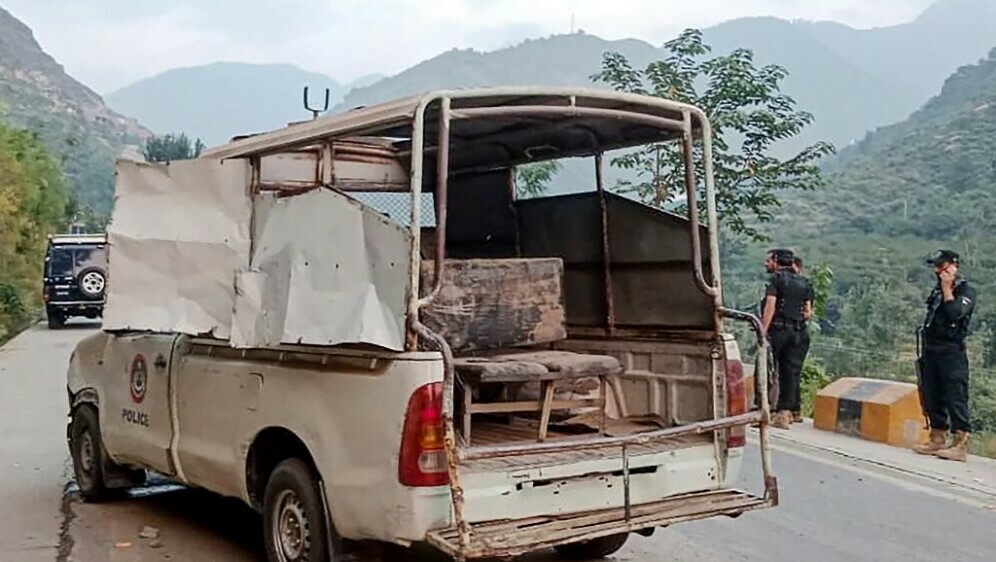 Oštećeno vozilo nakon eksplozije u Pakistanu