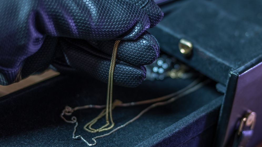 Ilustracija; Ukraden nakit