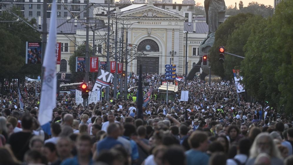 Beograd: Komemorativna šetnja povodom 10 mjeseci od pada nadstrešnice na željezničkoj stanici u Novom Sadu