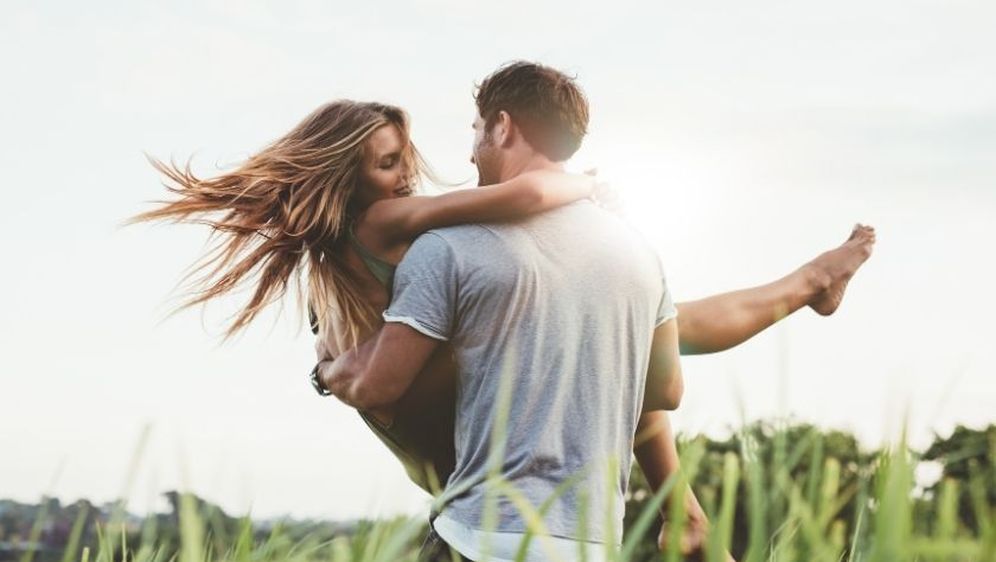 Dečko nosi djevojku