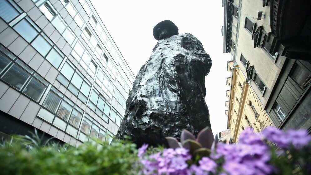 Spomenik Tinu Ujeviću koji je izradio Miro Vuco