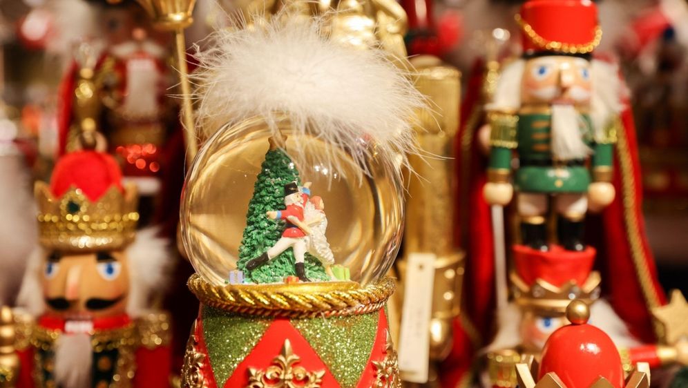 Božićni ukrasi u Harrods trgovini u Londonu