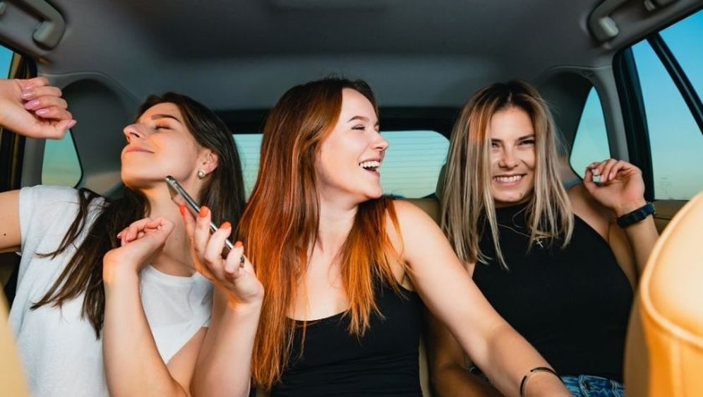 Djevojka pušta glazbu u autu