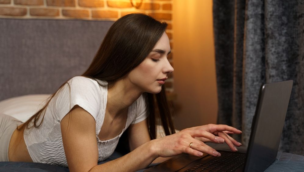 Djevojka tipka na laptopu