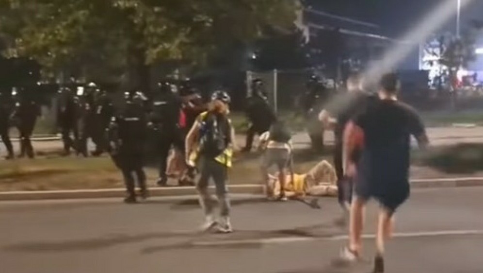 Muškarac je ostao na podu nakon udarca policije na prosvjedu u Srbiji.