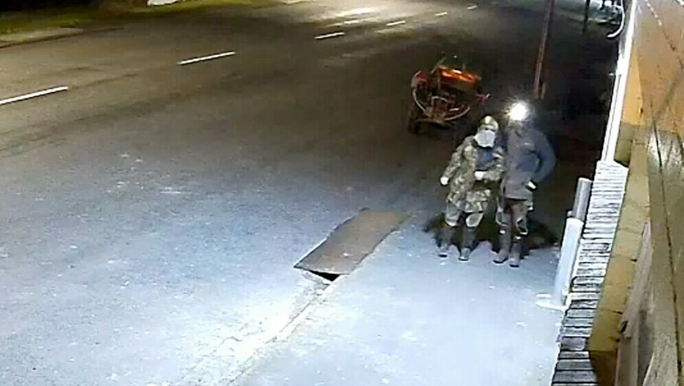 Tom Phillips snimljen krajem kolovoza s jednim svojim djetetom prilikom pljačke trgovine