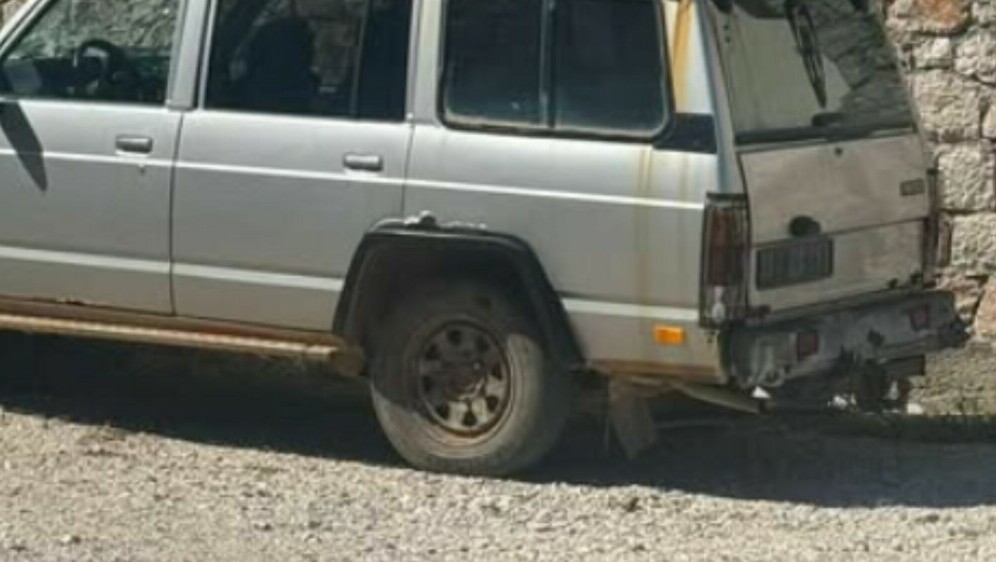 Hrđavi automobil s brodom umjesto krova