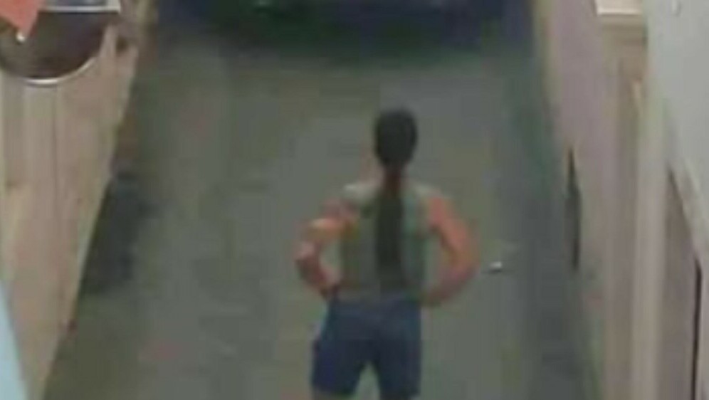 Muškarac koji stoji ispred automobila