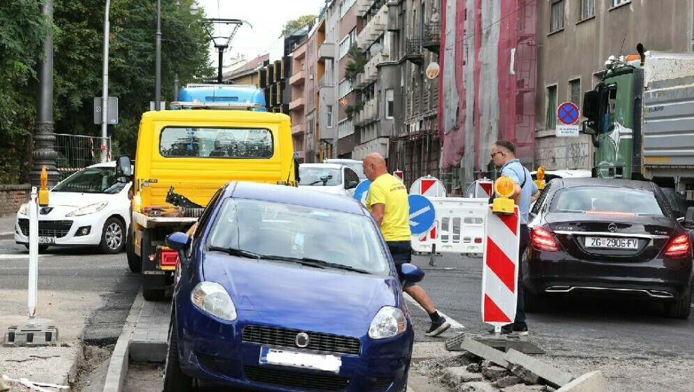 Automobil upao u raskopani dio pruge u centru Zagreba