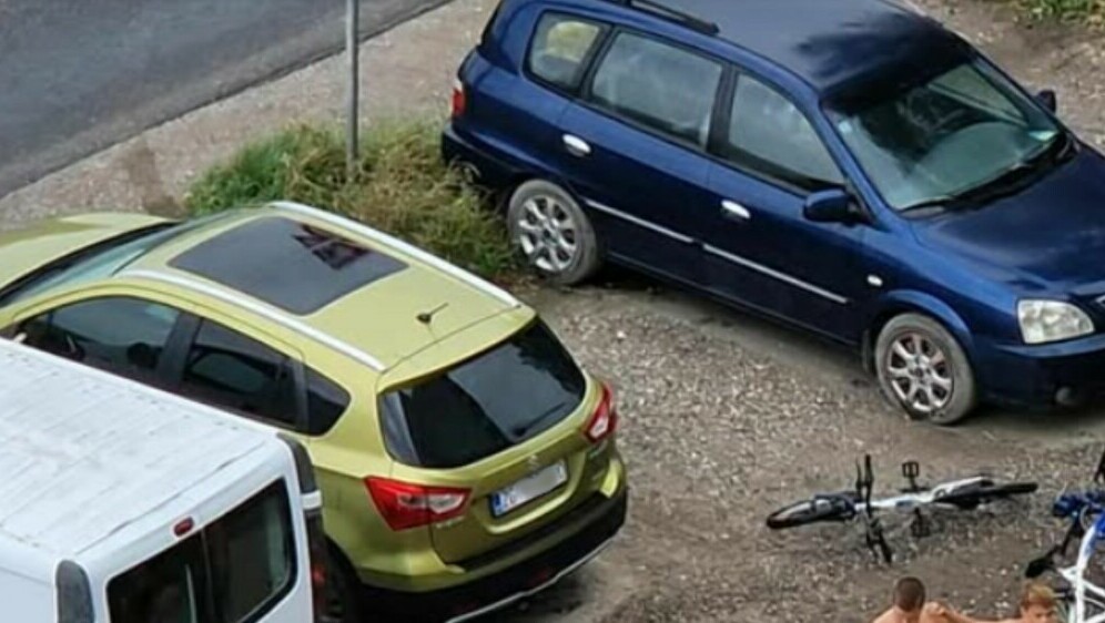 Ogromna lokva na parkingu i djeca