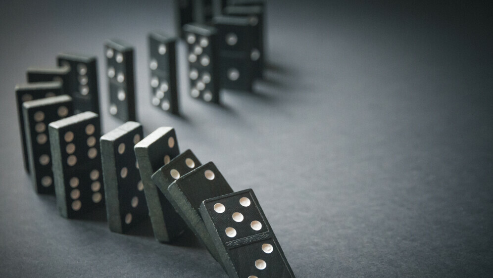 Kako se piše: domino efekt ili domino-efekt