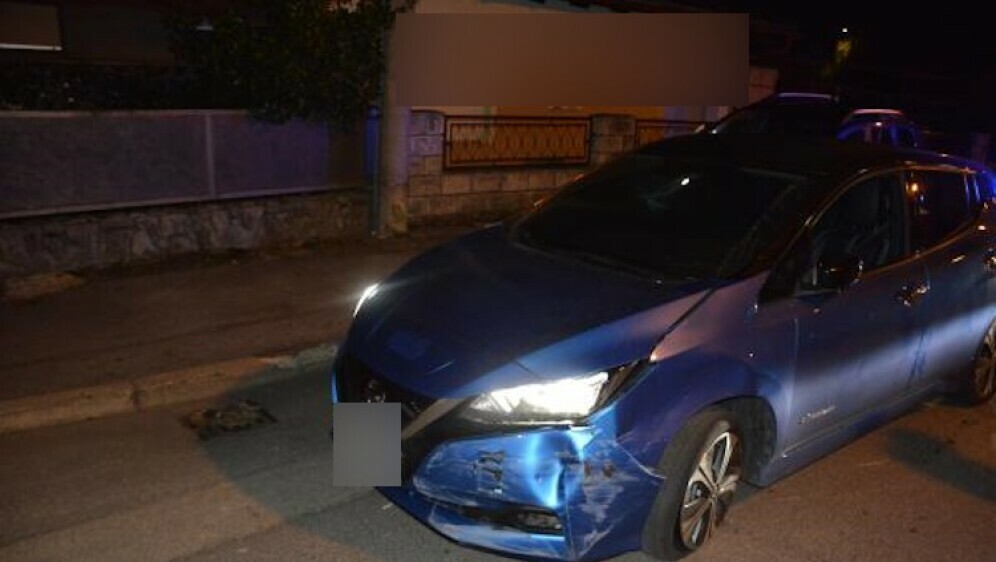 Oštećeni automobil i ograda u Dubravi - 2