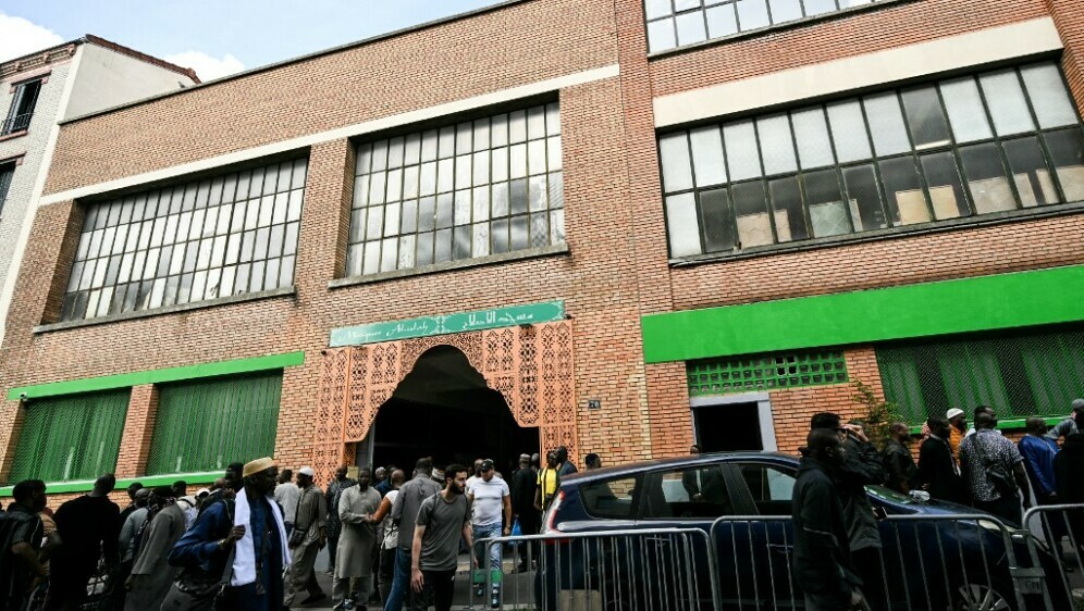 Džamija ispred koje su postavljene svinjske glave