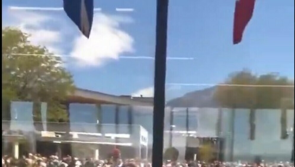 Čovjek bježi preko krova nakon atentata na Charlieja Kirka