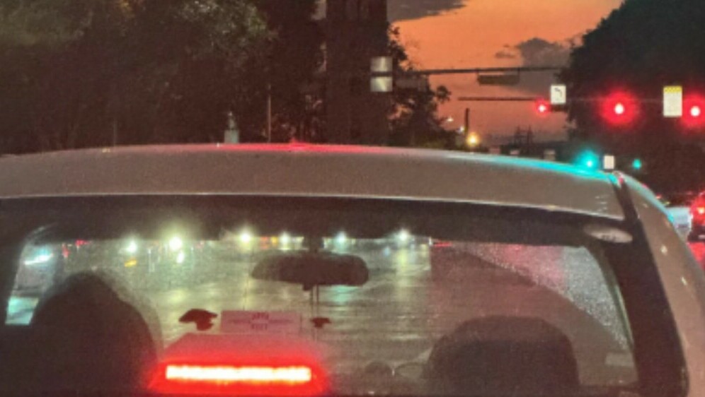 Automobil i zalazak sunca