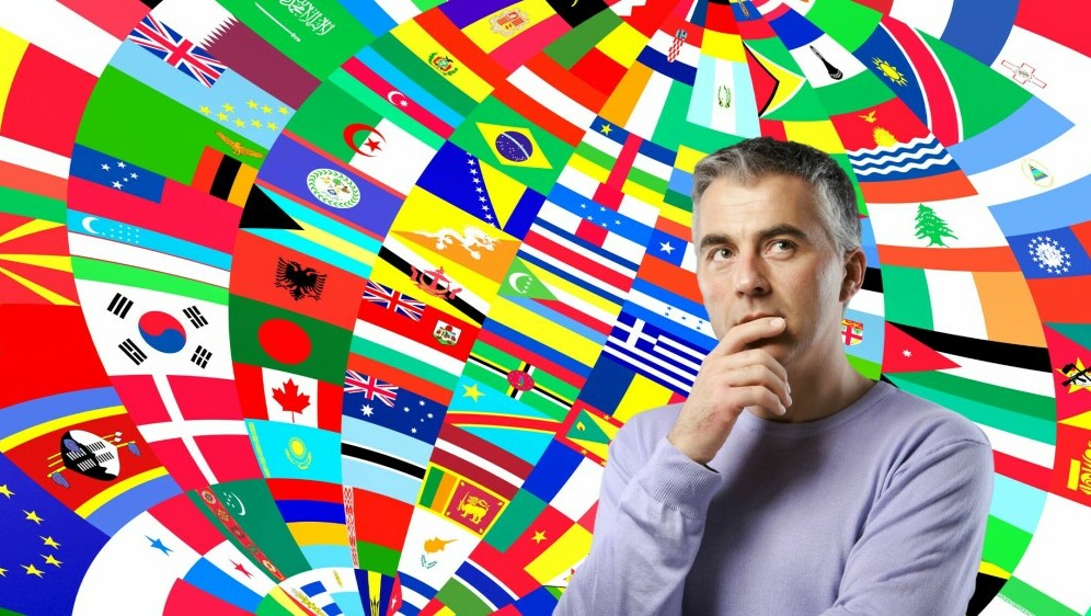 Muškarac koji razmišlja i zastave svijeta