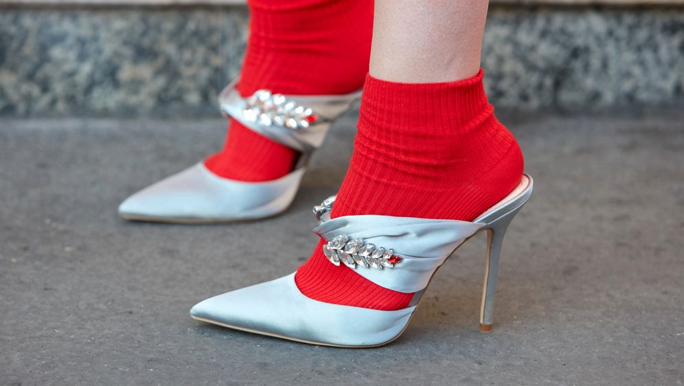 Kombinacija čarapa i štikli u street style izdanju s Tjedna mode