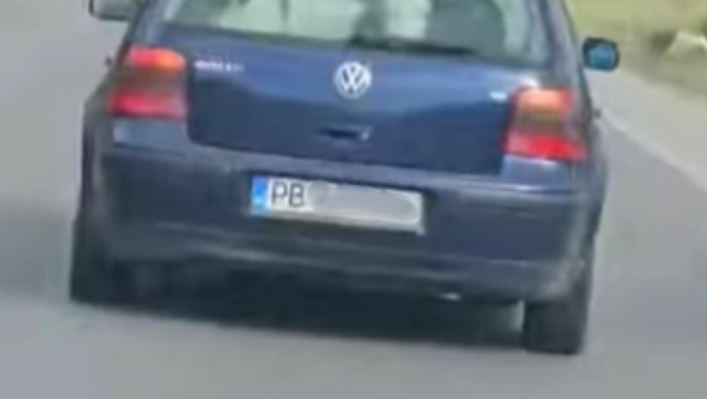 Automobil s teletom u prtljažniku