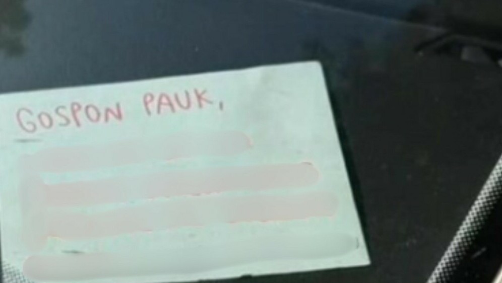 Poruka na vjetrobranskom staklu