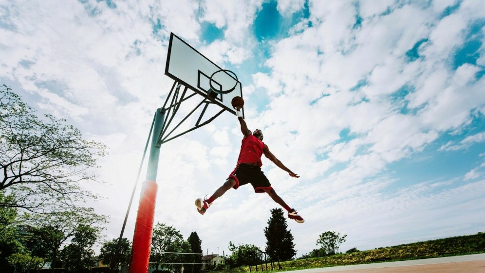 Košarkaš u pozi Michaela Jordana