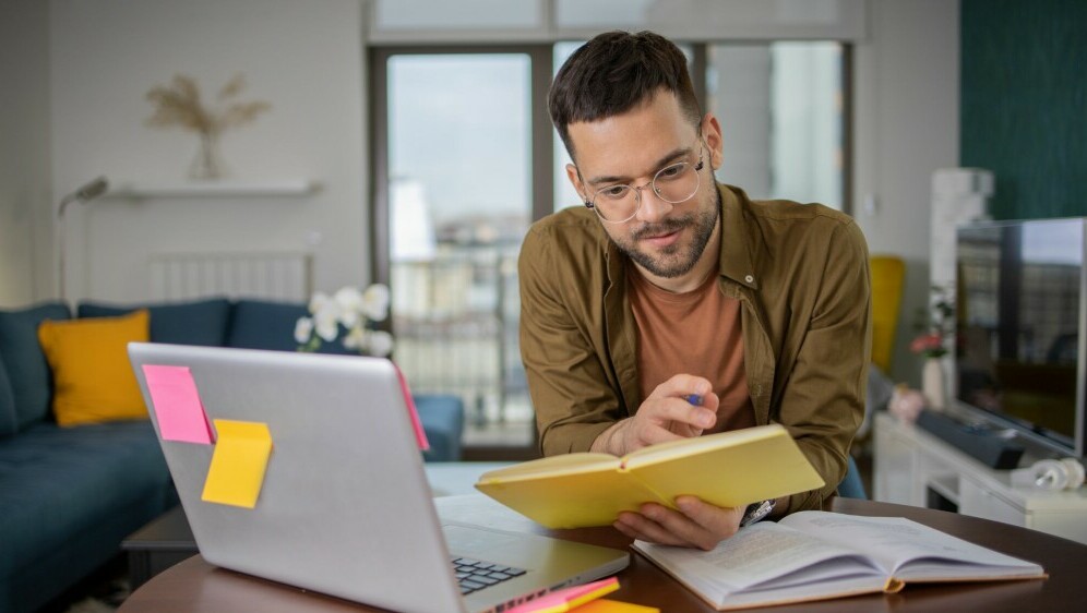 Muškarac koji uči pred računalom