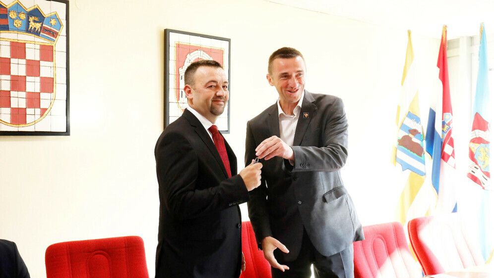 Marijan Pavliček i Ivan Penava prilikom primoredaje vlasti u Vukovaru