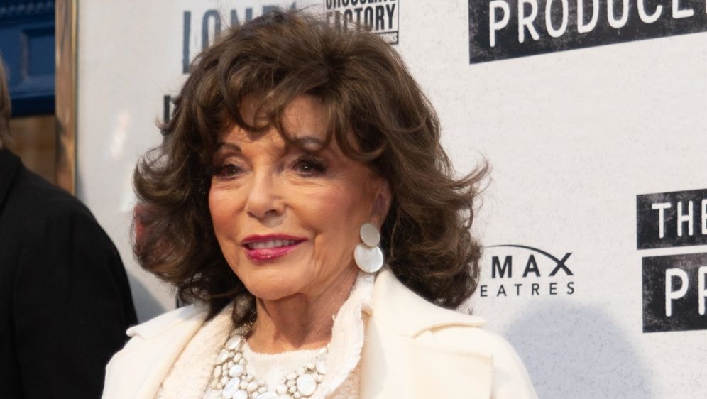 Joan Collins u bijelom izdanju na mjuziklu