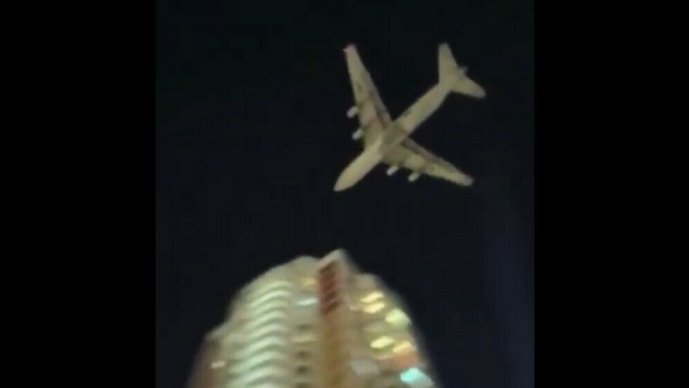 Zrakoplov iznad nebodera u Moskvi