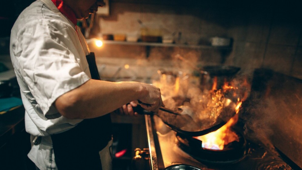 Kuhar pri pripremi jela