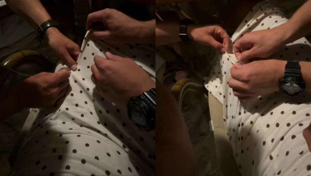 Konobar koji pomaže turistici