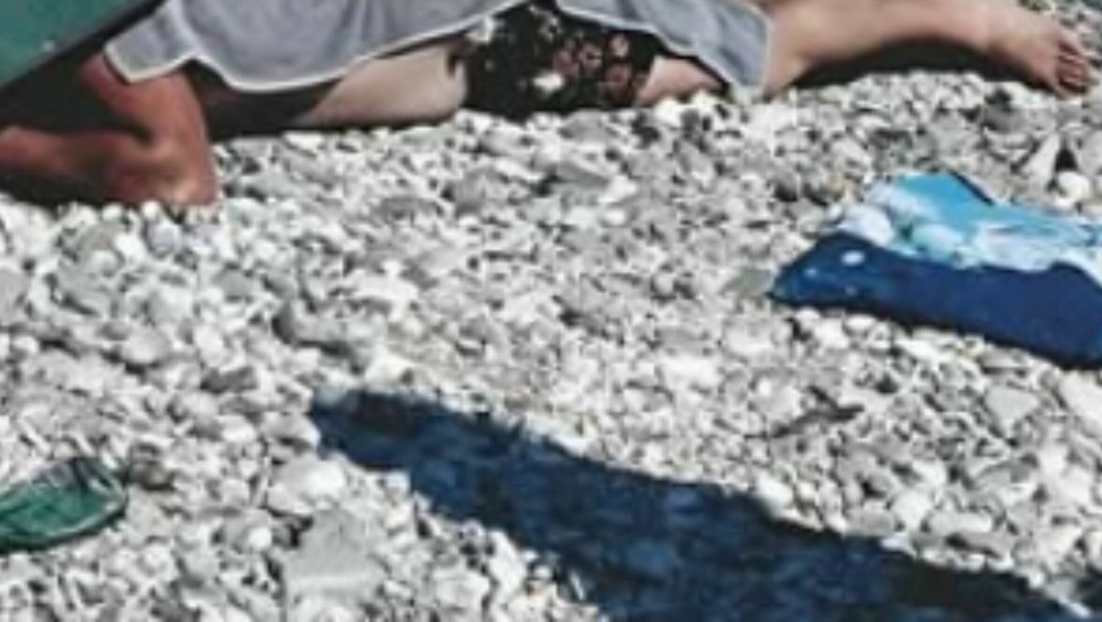 Muškarac koji leži na plaži