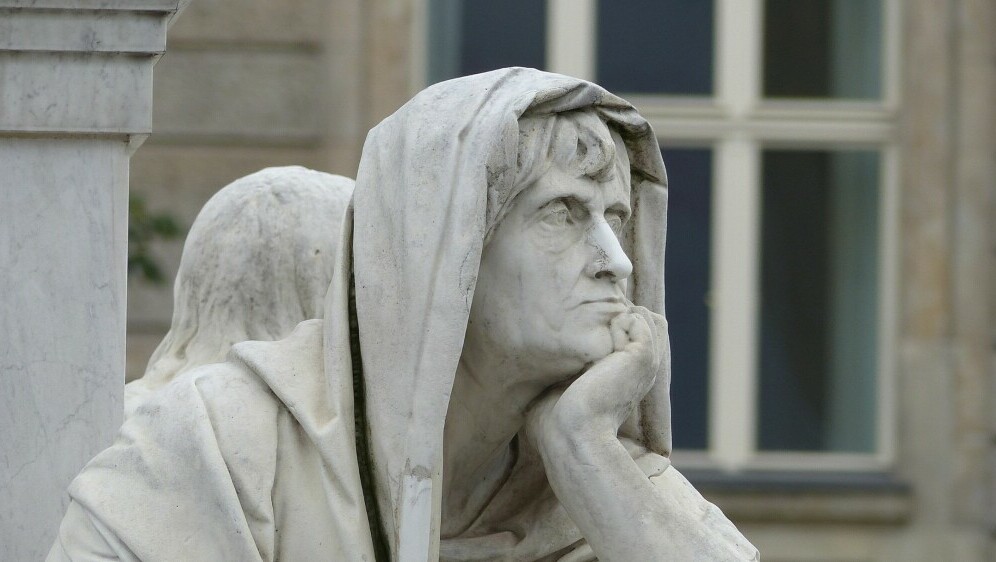 Kip muškarca koji razmišlja